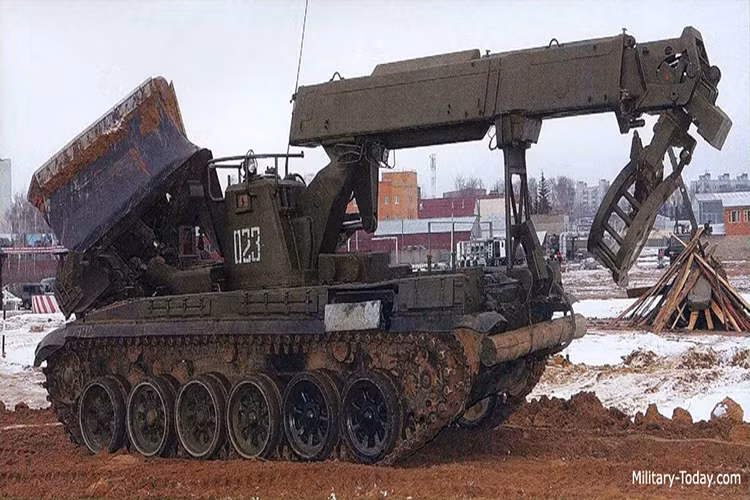 Xe bọc thép công binh IMR-2 được các thiết kế sư Liên Xô thiết kế và phát triển để thực hiện nhiệm vụ loại bỏ các chướng ngại vật cũng như cứu kéo dành cho các đơn vị bộ binh cơ giới trên chiến trường. Nó được bắt đầu thiết kế từ năm 1970 và phải mất 10 năm sau đó mới hoàn thiện, đến năm 1982 IMR-2 được Liên Xô đưa vào sản xuất hàng loạt.