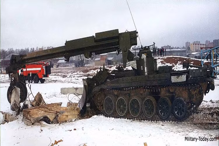 Điểm nổi bật nhất của IMR-2 là việc nó được phát triển dựa trên khung gầm xe tăng chiến đấu chủ lực T-72 và là ứng cử viên sáng giá thay thế cho dòng xe bọc thép công binh IMR được phát triển trên khung gầm T-55 đang được Quân đội Liên Xô sử dụng lúc đó.