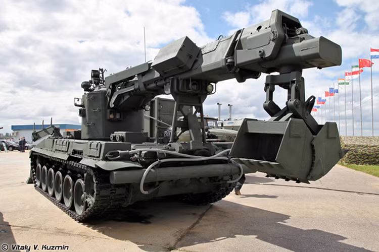 Biến thể nâng cấp của xe bọc thép công binh IMR-2MA được Quân đội Nga giới thiệu tại một triển lãm quốc phòng do nước này tổ chức.