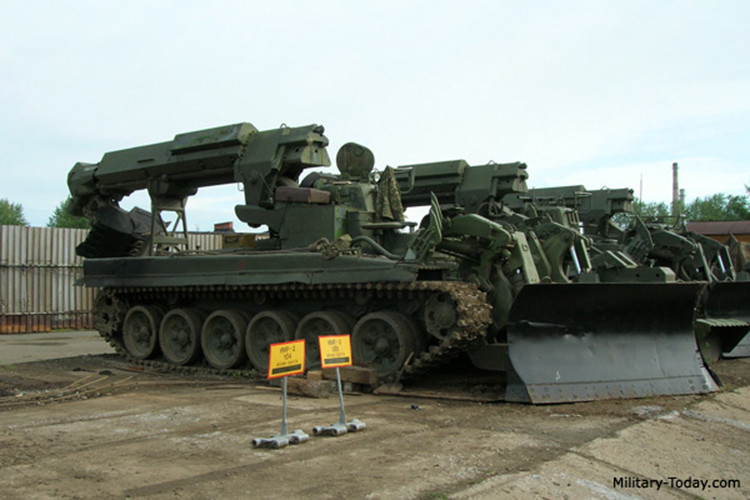 Do sử dụng khung gầm bánh xích IMR-2 hoạt động dễ dàng ở nhiều địa hình khác nhau từ địa hình gồ ghề, ven rừng, trên tuyết, sườn núi kể cả khu vực bãi mìn và vật cản chống tăng do đối phương lắp đặt.