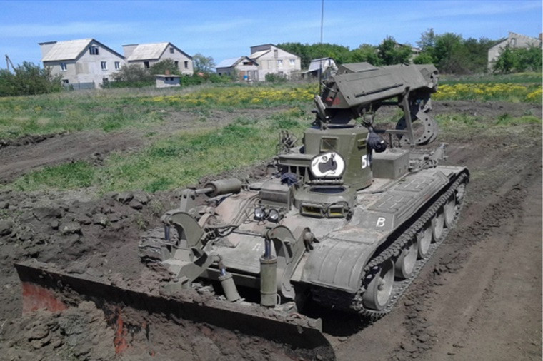 Xe công binh IMR-2 được vận hành chỉ với hai binh sĩ và có thể sống độc lập trong carbin xe trong vòng 3 ngày trước các loại vũ khí sinh hóa học. Họ cũng có khả năng sống sót cao hơn so với thế hệ IMR nhờ khung gầm xe tăng T-72 dùng kiểu giáp composite tốt hơn.