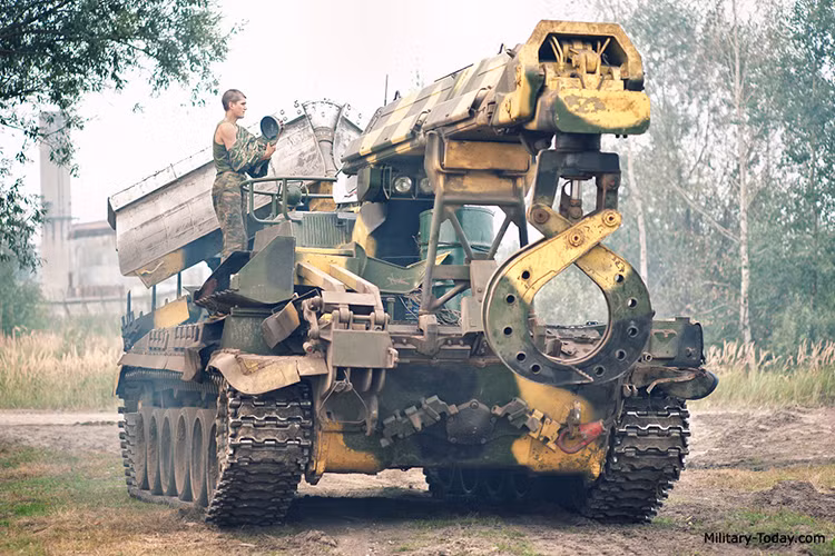 Trang bị chính của IMR-2 gồm hệ thống cần cẩu đa năng có chiều dài tối đa 8.15m và có thể nâng được vật có trọng lượng lên tới 2 tấn, để thuận tiện hơn trong việc hoạt động trên các địa hình phức tạp cần cẩu của IMR-2 có thể xoay 360 độ.