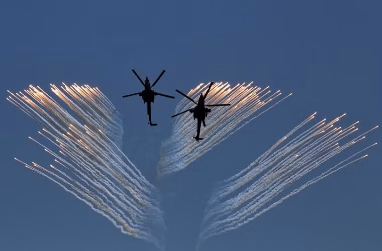 Do được thiết kế dành riêng cho nhiệm vụ chiến đấu nên trực thăng Mi-28N hoàn toàn sở hữu sức mạnh mà không phải mẫu trực thăng tấn công nào trước đó của Nga cũng có thể có được. Nó được trang bị hệ thống vũ khí mạnh mẽ với tổ hợp pháo tự động 2A42 30 mm, hai giá treo vũ khí ở hai bên thân có thể mang theo hàng loạt vũ khí như tên lửa chống tăng có dẫn đường 9M120 Ataka, rocket phóng loạt S-13 và thậm chí cả tên lửa không đối không R-73.