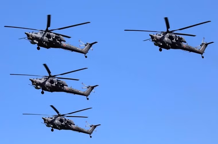 Về phần thân, Mi-28N giữ nguyên thiết kế của các phiên bản Mi-28 trước đó, tuy nhiên trang thiết bị điện tử của nó được hiện đại hóa toàn bộ với hệ thống radar mới, các thiết bị quan sát quang hồng ngoại và hệ thống quản lý tác chiến trên không.