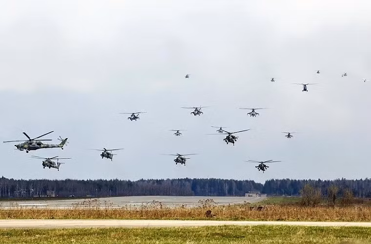 Phi đội hỗn hợp gồm nhiều dòng trực thăng vũ trang khác nhau qua từng thời kỳ của Không quân Nga.