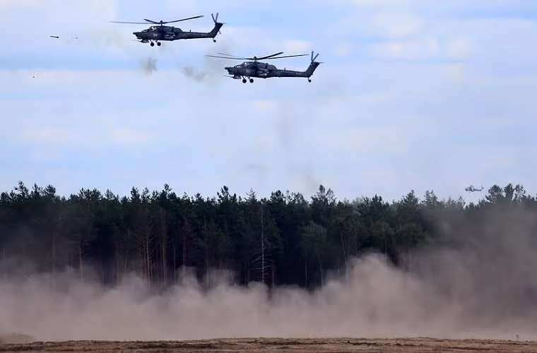 Trong ảnh, hai chiếc trực thăng tấn công Mi-28N tham gia một đợt tập trận gần đây của Không quân Nga.