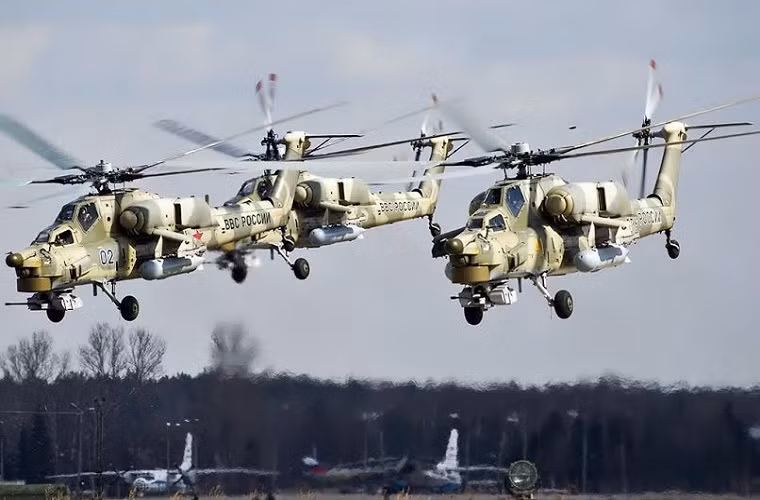 Các biến thể Mi-28 trong đó có Mi-28N đều có thiết kế hai chỗ ngồi nhằm tăng tính hiệu quả khi không chiến, với sự phối hợp giữa phi công chính và phi công phụ. Phần thân buồng lái của Mi-28N cũng được bọc thép và kính buồng lái cũng có khả năng chống nhằm tăng khả năng sống sót của phi hành đoàn.