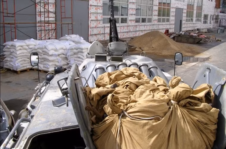 Dựa trên hình ảnh được Arms-Expo đăng tải cho thấy, những chiếc BTR-80 này được sản xuất trong giai đoạn từ cuối những năm 1980 và đầu những năm 1990. Dù được phủ bạt bảo vệ nhưng những chiếc BTR-80 này vẫn xuống cấp một phần.