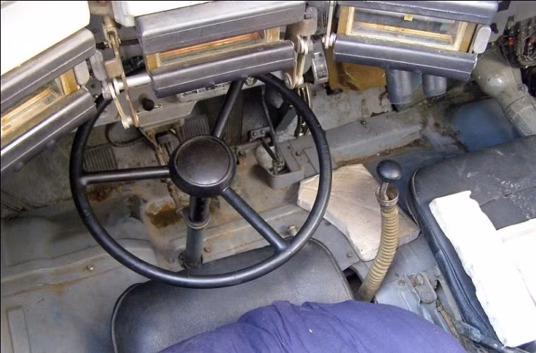 Bên trong chiếc BTR-80 cũ kỹ bám đầy bụi do lâu ngày không được sử dụng.