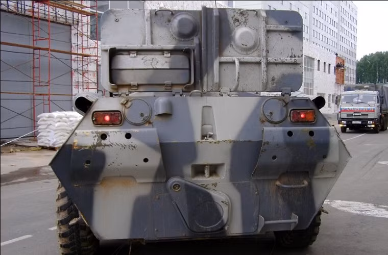 Giống như các dòng xe bọc thép chở quân BTR trước đó do Liên Xô thiết kế BTR-80 cũng có khả năng lội nước với hệ thống động cơ đẩy phía sau với tốc độ di chuyển tầm 10km/h trên mặt nước.