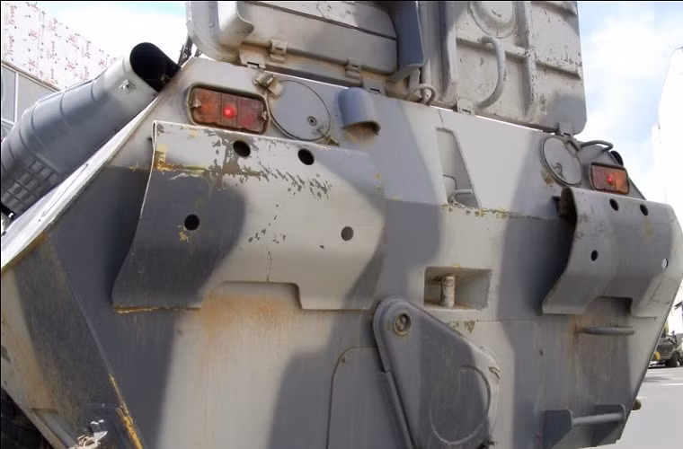 Dù được trang bị cho một đơn vị cảnh sát, nhưng những chiếc BTR-80 của OMON hầu như không khác gì mấy với so với những chiếc BTR-80 đang được Quân đội Nga sử dụng.