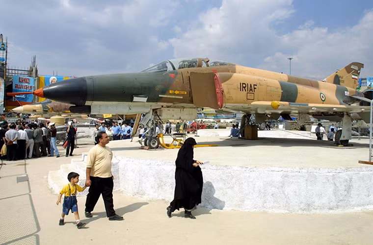 Một quốc gia khác là Iran cũng được cho là đang thực hiện các chiến dịch không kích chống lại IS và các tổ chức khủng bố tại Syria. Dù có lực lượng không quân không thực sự mạnh nhưng Iran cũng gây ra thiệt hại đáng kể cho IS trong thời gian gần đây.