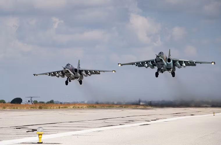 Trong ảnh là hai chiếc cường kích Su-25SM của Nga được triển khai phục vụ cho hoạt động không kích ở Syria.