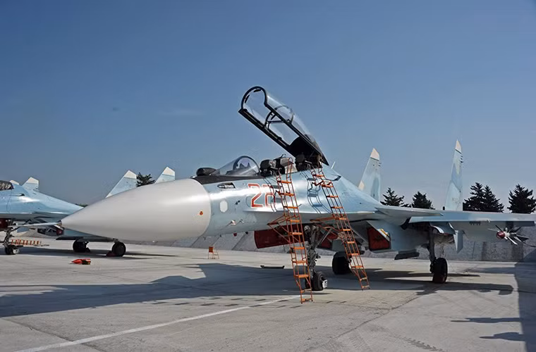 Ngoài các máy bay chiến đấu có nhiệm vụ tấn công các mục tiêu mặt đất, Nga còn điều động cả phi đội tiêm kích đa năng Su-30SM nhằm bảo vệ an toàn cho các nhiệm vụ không kích, khi nhiều quốc gia khác cũng đang tiến hành các hoạt động quân sự ở Syria.