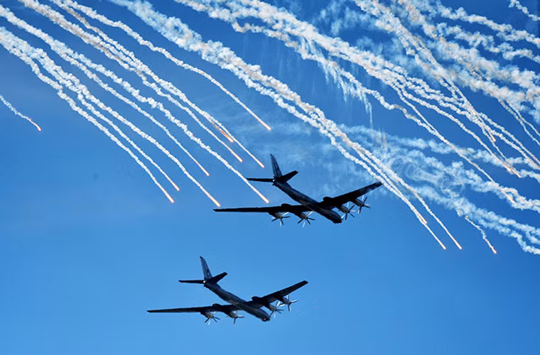 Bên cạnh đó, Liên minh chống IS của Phương tây gồm các thành viên chủ chốt do Mỹ dẫn đầu gồm Anh, Pháp, Đức, Thổ Nhĩ Kỳ, UAE, Saudi Arabia và Qatar cũng đã tăng cường độ các đợt không kích nhằm vào phiến quân IS, đặc biệt là Pháp sau vụ khủng bố hôm 13/11 vào Paris gây chấn động toàn bộ Châu Âu. Hình ảnh máy bay ném bom chiến lược tầm xa Tu-95 của Không quân Nga.