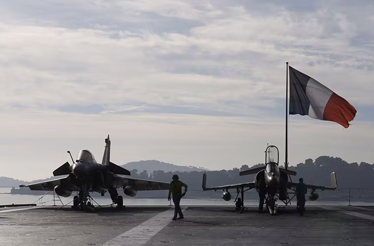 Trong ảnh là những chiếc tiêm kích đa năng Dassault Rafale M của Hải quân Pháp trên tàu sân bay Charles de Gaulle đang trên đường tới Địa Trung Hải tham chiến chống IS.