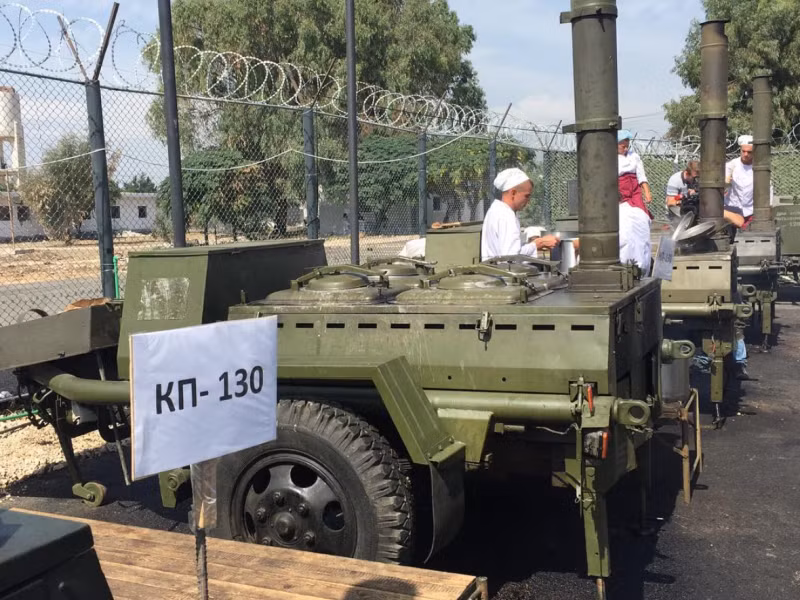 Chính vì vậy, ngoài khí tài chiến đấu, Nga còn triển khai hàng loạt phương tiện hậu cầu đảm bảo sức khỏe cho các binh sĩ. Ảnh: Xe bếp di động KP-130 được đưa tới căn cứ không quân Nga tại Syria phục vụ bữa ăn cho binh sĩ.