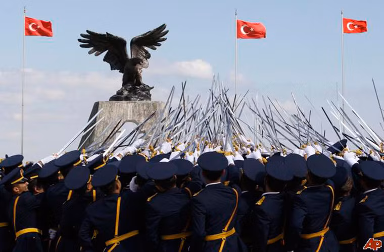 Không quân Thổ Nhĩ Kỳ có quân số thường trực khoảng 60.000 quân được trang bị hơn 660 máy bay các loại chưa bao gồm các loại máy bay không người lái, trong đó có hơn 280 máy bay chiến đấu đa phần là những chiếc tiêm kích đa năng F-16C/D và tiêm kích – bom F-4E.