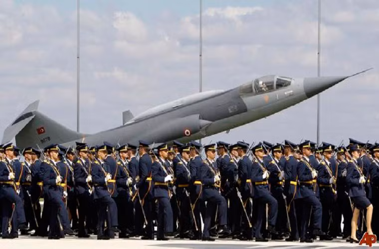  Không quân Thổ Nhĩ Kỳ được thành lập từ năm 1911 và một trong những lực lượng không quân có lịch sử hoạt động lâu đời nhất thế giới với Tổng tư lệnh hiện tại là tướng Abidin Unal. Hiện tại Thổ Nhĩ Kỳ đang thực hiện kế hoạch có trị giá tới 45 tỷ USD nhằm hiện đại hóa lực lượng không quân nước này.