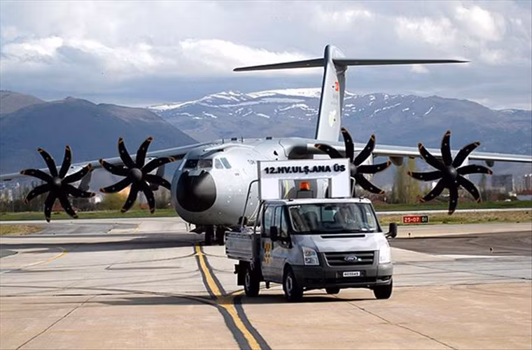 Không quân Thổ Nhĩ Kỳ cũng bắt đầu đưa vào trang bị các dòng máy bay thế hệ mới như máy bay vận tải quân sự tầm xa Airbus A400M hay máy bay không người lái MQ-1 Predator với các biến thể trinh sát và tấn công mặt đất.