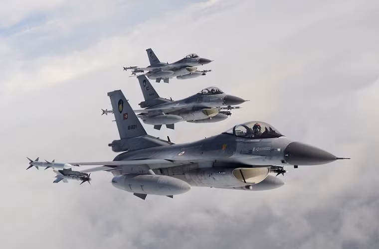 Máy bay tiêm kích đa năng F-16C/D của Không quân Thổ Nhĩ Kỳ có thể thực hiện mọi nhiệm vụ tác chiến trên không từ không chiến, tấn công mặt đất cho đến chống hạm. Những chiếc F-16 đầu tiên được Thổ Nhĩ Kỳ đưa vào trang bị từ năm 1987 với biến thể F-16s.
