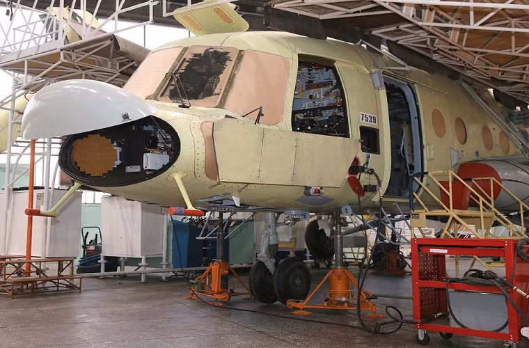 Một trong những công đoạn khó nhất của dây chuyền lắp ráp một trực thăng hoàn chỉnh là việc trang bị cho nó các hệ thống trang thiết bị điện tử và mỗi chiếc trực thăng đòi hỏi tới hàng ngàn linh kiện và hàng trăm mét dây dẫn khác nhau.