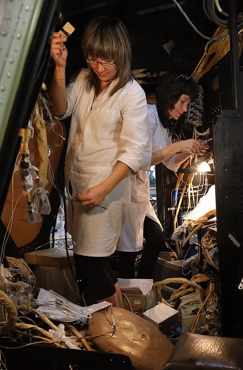 Họ làm việc hăng say với hàng ngàn linh kiện và những cuộn dây dẫn dài hàng trăm mét trong một chiếc trực thăng bất kể ngày đêm nhằm đảm bảo việc chuyển giao đúng tiến độ.