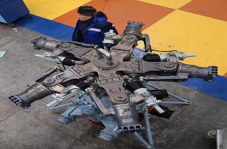 Cận cảnh phần trục nâng của một chiếc trực thăng Mi-8 khi chưa được lắp ráp.