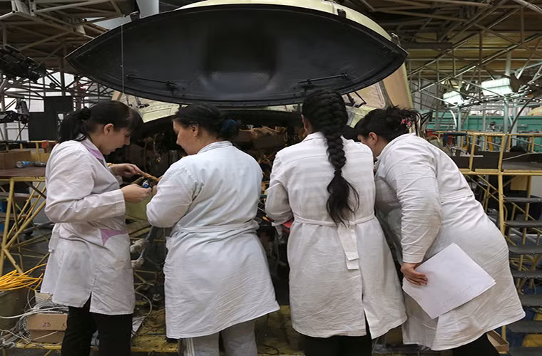 Có một điều khá đặc biệt tại Ulan-Ude các kỹ sư chủ chốt của nhà máy đều là các kỹ sư nữ và họ đều có kinh nghiệm nhiều năm trong nghề.