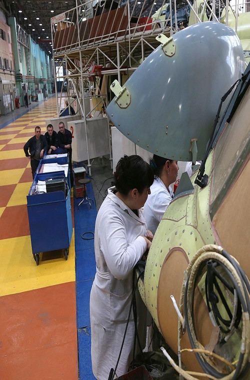 Thậm chí, các kỹ sư nữ của Ulan-Ude còn đảm nhiệm cả các công đoạn quan trọng nhất trong việc lắp ráp các thiết bị điện tử phức tạp cho một chiếc trực thăng.