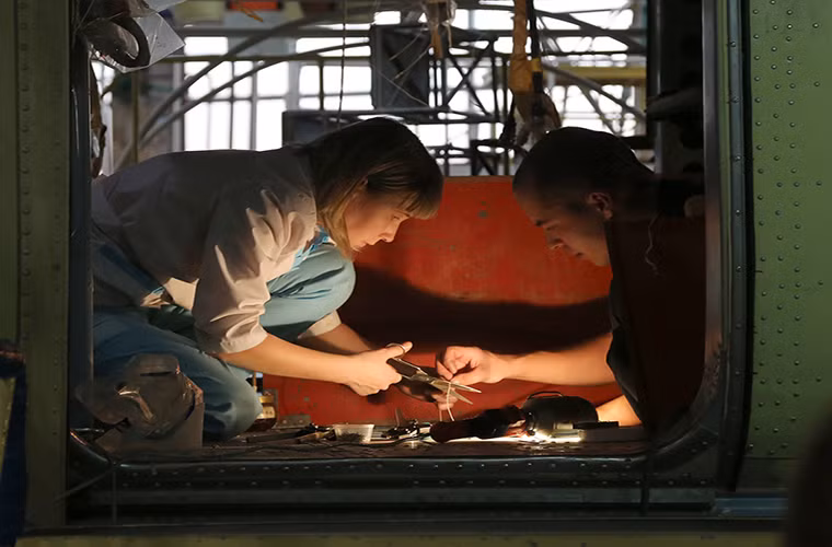 Bên cạnh đó, họ cũng có sự giúp sức từ các đồng nghiệp nam và việc làm việc trong điều kiện chật chội bên trong một chiếc trực thăng là điều không hề dễ dàng.