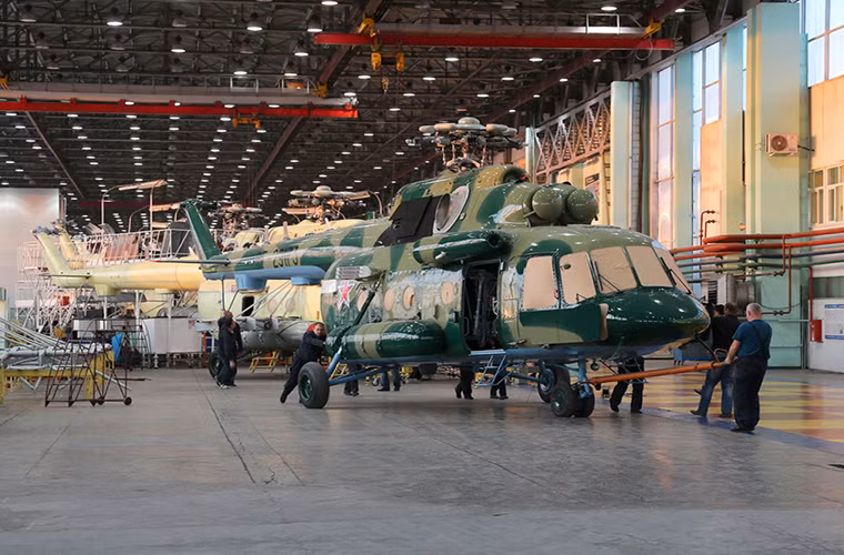 Chiếc Mi-171 với nước sơn bóng loáng được kéo ra khỏi xưởng lắp ráp.