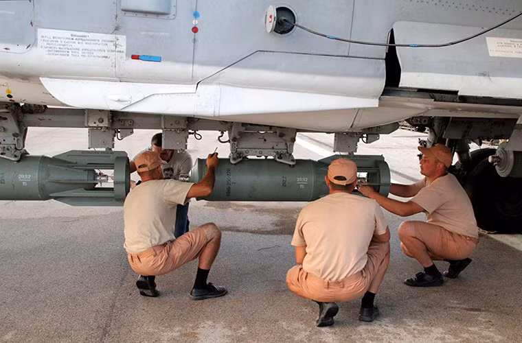 Hãng thông tấn Sputnik của Nga vừa cho đăng tải những hình ảnh độc quyền về cuộc sống bên trong căn cứ không quân Nga ở Syria. Được biết cho tới thời điểm hiện tại Không quân Nga đã điều động đến Syria hơn 50 máy bay quân sự các loại. Trong ảnh là các nhân viên hỗ trợ kỹ thuật Nga đang lắp bom thông thường OFAB cho một chiếc cường kích Su-24.