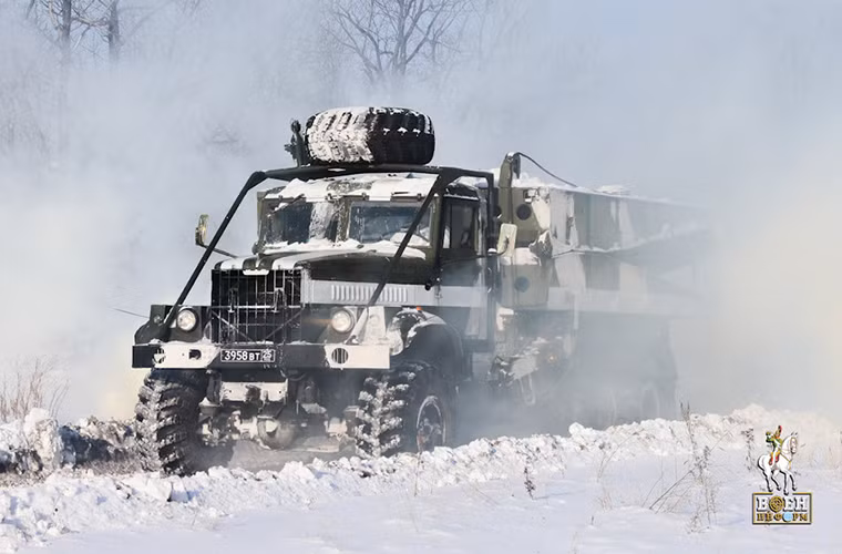 Đi theo sau nó là tổ hợp cầu cơ giới tự hành hạng nặng TMM-3M.