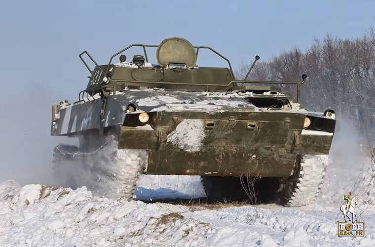 Với địa hình băng tuyết quanh năm ở vùng Viễn Đông nước Nga, các loại phương tiện cơ giới bánh xích luôn tỏ ra vượt trội hơn các loại phương tiện bánh lốp nhất là những vùng có mật độ tuyết dày.