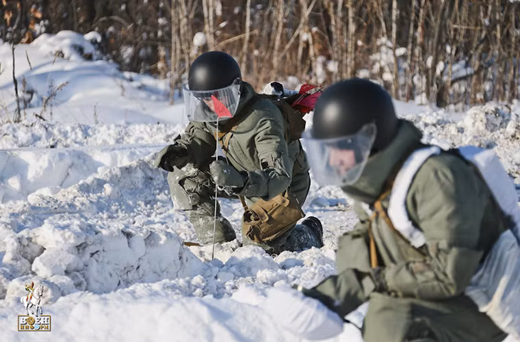 Việc rà phá bom mìn dưới lớp tuyết dày chưa bao giờ là việc dễ dàng do đó chương trình huấn luyện mùa đông của Công binh Nga luôn được chú trọng ở mức cao nhất.