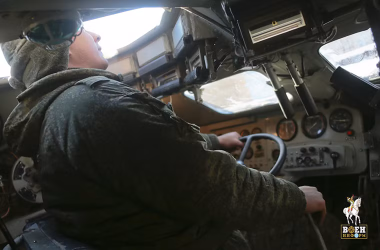 Và để điều khiển một chiếc xe bọc thép chở quân BTR trên địa hình này không hề dễ dàng khi mà mặt đất luôn bị đóng băng.