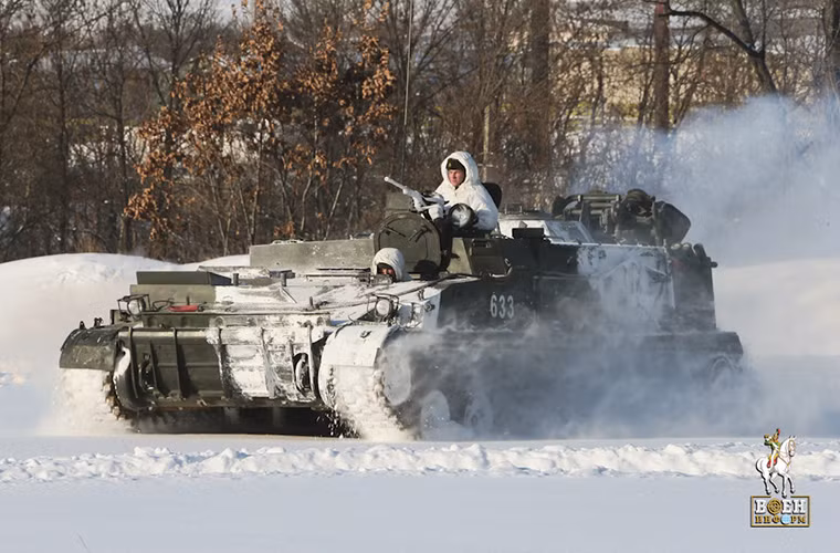 Hình ảnh xe bọc thép rải mìn GMZ-3 của Công binh Nga di chuyển khá nhẹ nhàng trên nền tuyết dày.
