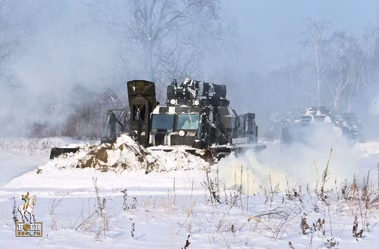 Sau khi đảm bảo toàn bộ tuyến đường được an toàn các đơn vị cơ giới của Công binh Nga sẽ được điều động, dẫn đầu đoàn xe là xe công binh hạng nặng BAT-2 với lưỡi ủi cỡ lớn giúp dọn sạch tuyết trên đường.