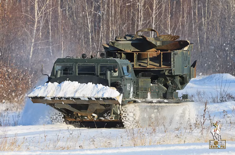 Trong ảnh là một phương tiện cơ giới khá kỳ lạ của Công binh Nga và nó có thiết kế như một máy dọn tuyết cỡ lớn với các cánh lưỡi xúc tuyết được đặt phía sau thân xe.