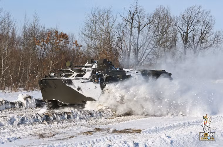 Các dòng xe bọc thép chở quân BTR hay xe tải đặc chủng bánh lốp khác muốn di chuyển được trong địa hình này luôn cần có sự hổ trợ từ các phương tiện cơ giới khác.