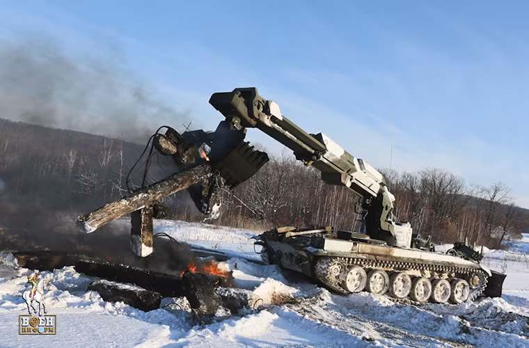 Xe công binh IMR-2 dọn sạch các thanh gỗ lớn chặn ngang đường hành quân.