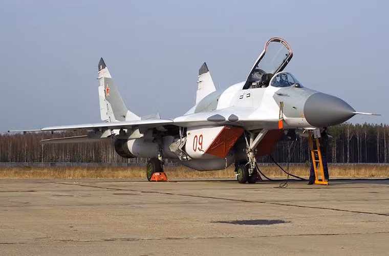 Đến năm 1997, nguyên mẫu đầu tiên của MiG-29SMT - một trong những nguyên mẫu hoàn chỉnh được Mikoyan tiến hành bay thử nghiệm, nó chứa hàng loạt cải tiến và thay đổi thiết kế khung thân máy bay so với các nguyên mẫu MiG-29M trước đó.