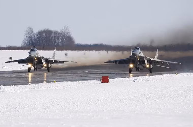 Bên cạnh đó MiG-29SMT còn được trang bị cần tiếp nhiên liệu trên không giúp nó có thể tăng thêm tầm hoạt động phục vụ cho nhiệm vụ tác chiến tầm xa hoặc bay hộ tống các phi đội máy bay ném bom chiến lược.