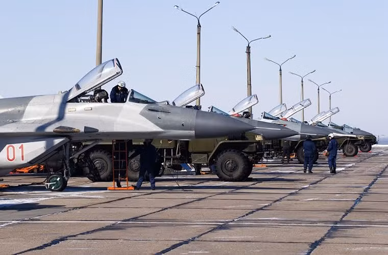 Hệ thống radar Zhuk-ME trên MiG-29SMT có khả năng phát hiện mục tiêu ở khoảng cách 120km và có thể theo dõi 10 mục tiêu cùng một lúc và có thể tấn công 4 mục tiêu trong số đó.