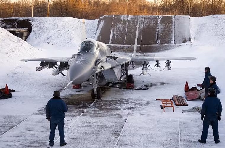 Trong ảnh là một chiếc MiG-29SMT của Không quân Nga với các tên lửa không đối không Vympel R-27 và Vympel R-73.