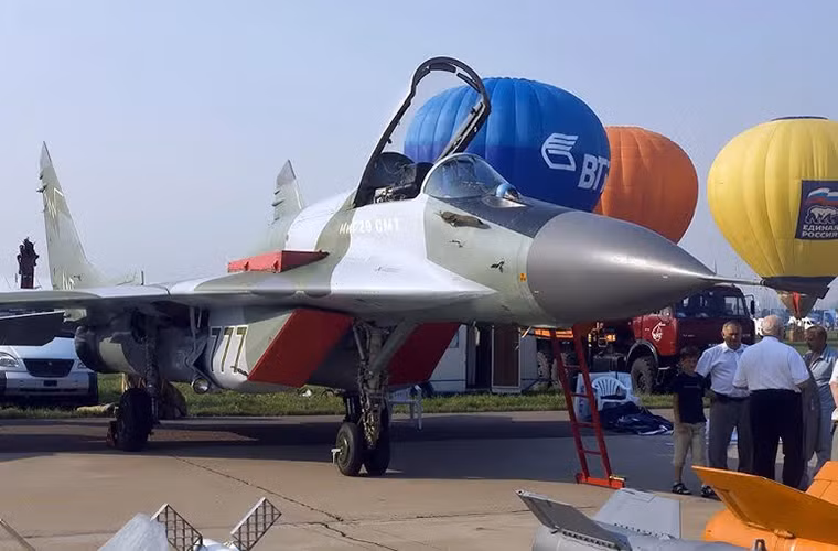 MiG-29SMT có tầm hoạt động lên tới 2.100km với tốc độ bay tối đa có thể đạt 2.400km/h và có trần bay tối đa là 17.500m. Tuy nhiên phạm vi hoạt động của MiG-29SMT có thể tăng nếu như nó được tiếp nhiên liệu trên không.