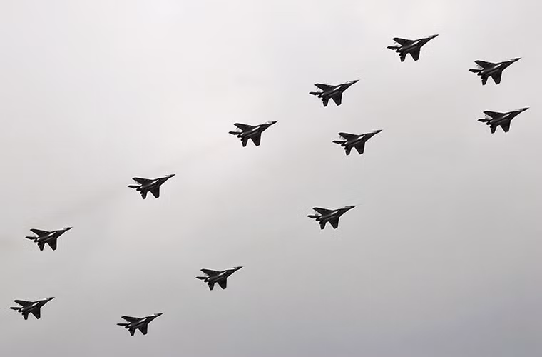 Tuy nhiên sau khi Liên Xô sụp đổ, Mikoyan tiếp tục bắt đầu phát triển một biến thể máy bay chiến đấu đa năng khác dựa trên nền tảng MiG-29 là MiG-35 song song với chương trình MiG-29M. Chính điều này đã khiến việc phát triển biến thể nâng cấp mới cho MiG-29 bị chậm lại trong đó có cả MiG-29SMT.