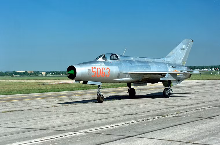Tuy nhiên viết nên tên tuổi của Cục thiết kế MiG lại là dòng tiêm kích phản lực MiG-21 huyền thoại - “ông vua” của bầu trời suốt hơn 50 năm kể từ lần đầu tiên nó được giới thiệu. Trong ảnh là một chiếc MiG-21 của Không quân Nhân dân Việt Nam.