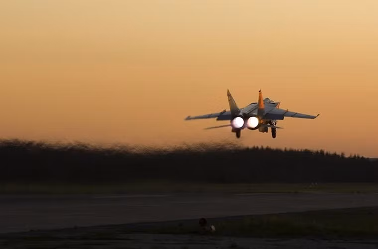 Trong ảnh là một chiếc MiG-31 của Không quân Nga trong một chuyến bay tuần tra đêm.